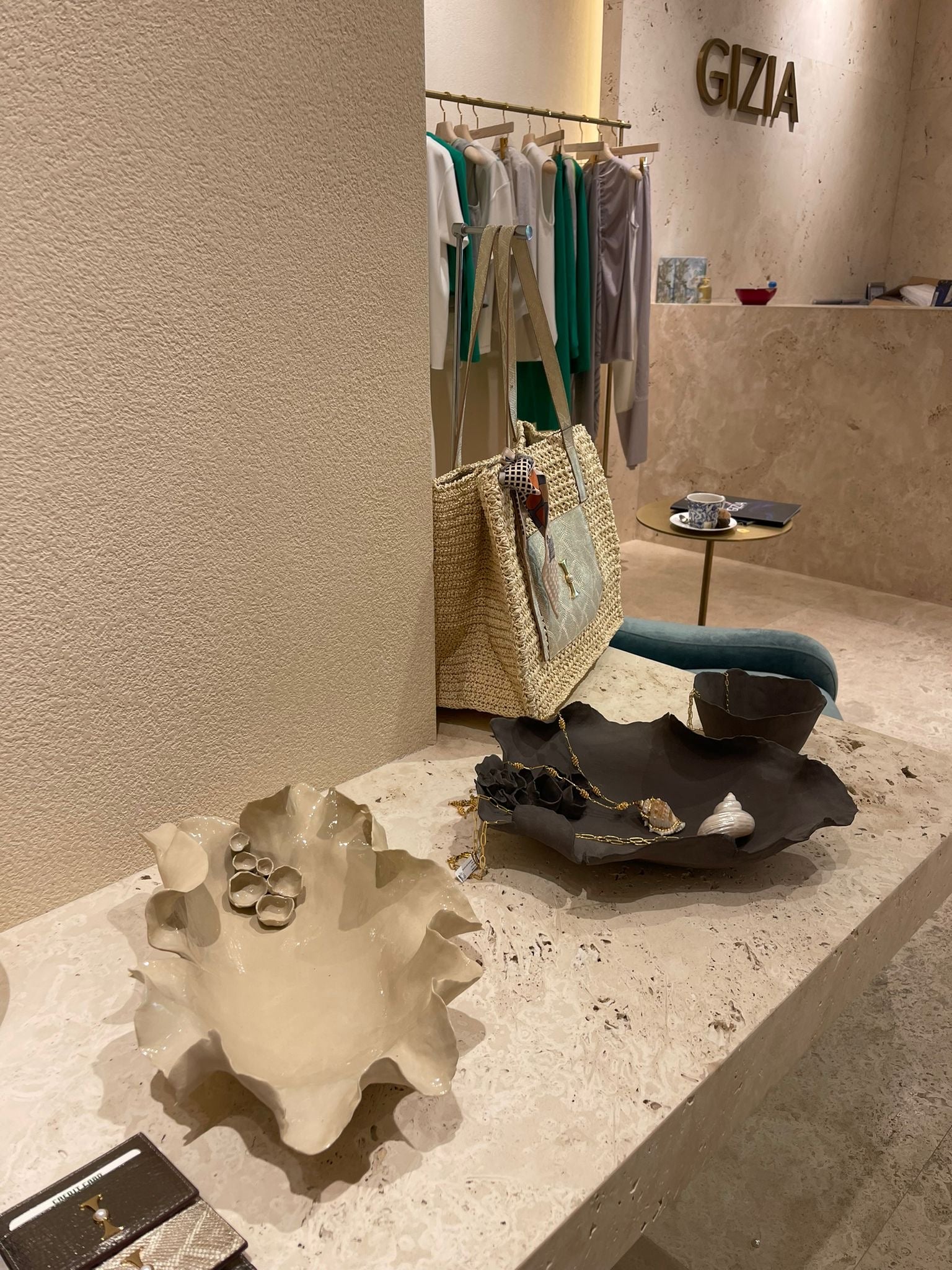 Buppdesign bei GIZIA – Handgefertigtes Porzellan trifft auf Haute-Couture-Mode